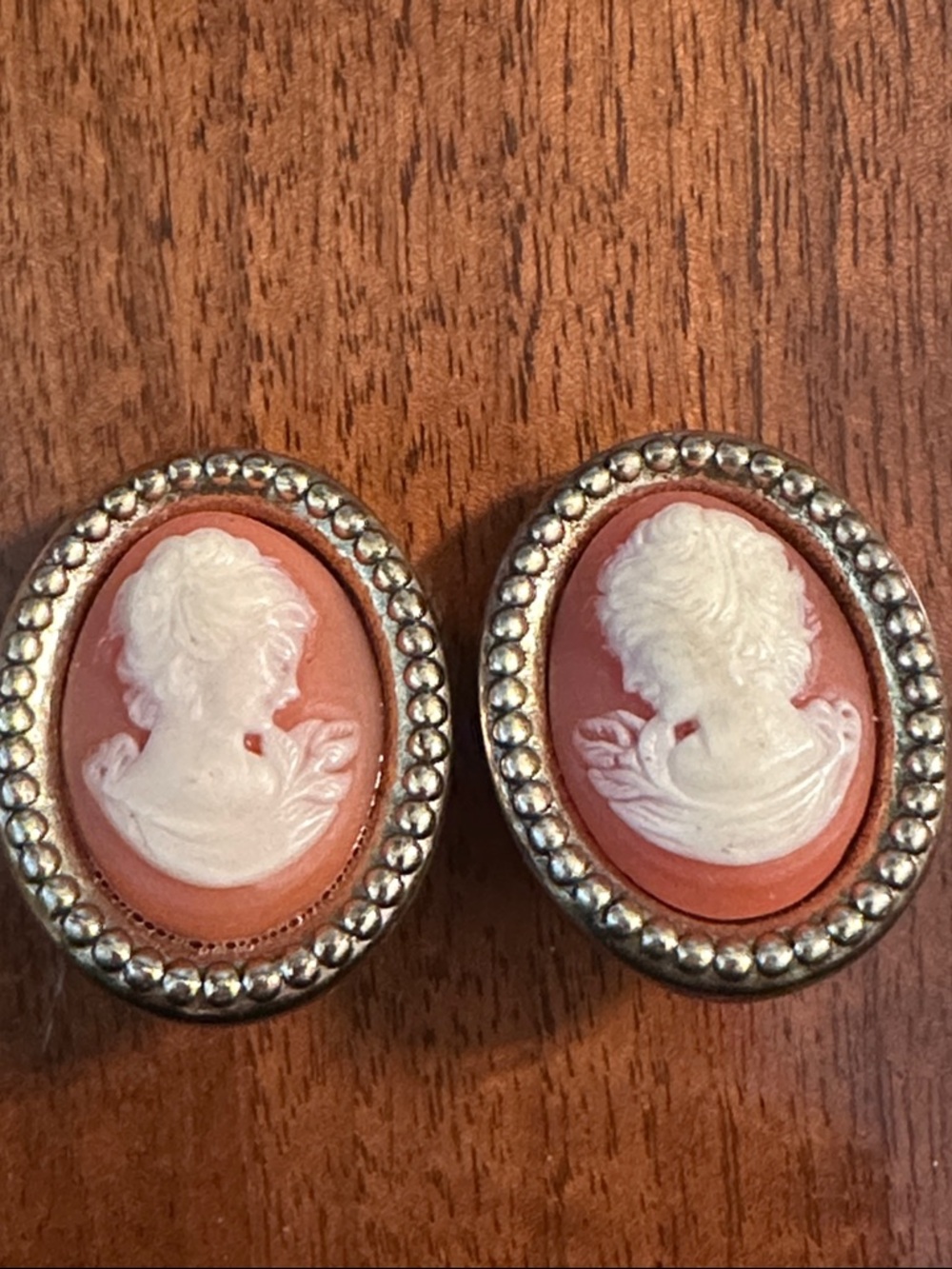 Vintage Cameo Oval Gold Tone Clip‎ Earrings in Coral and Cream